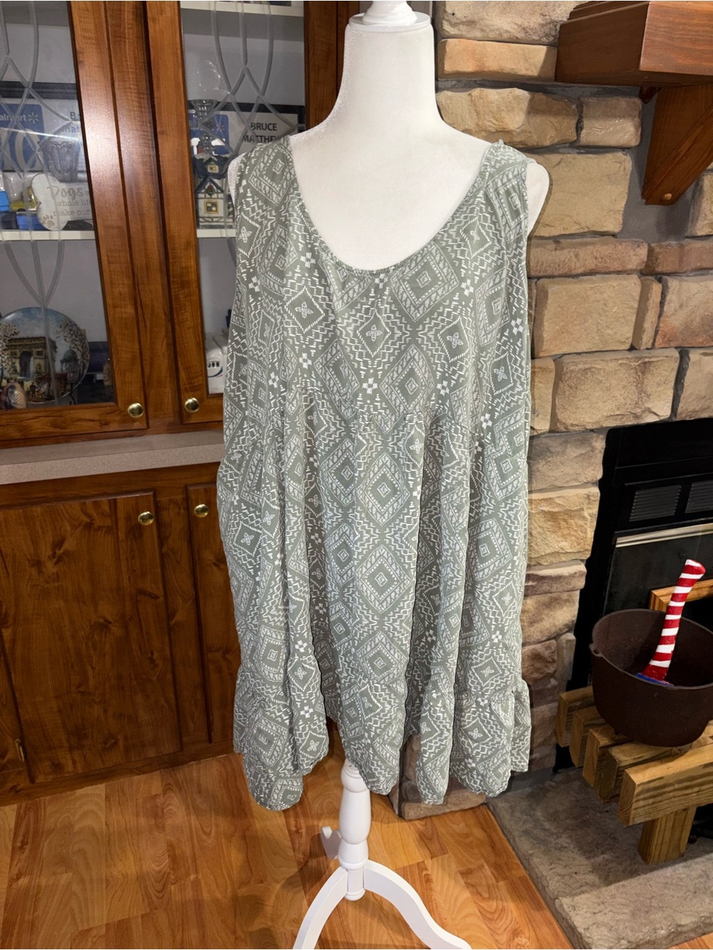Torrid size 5 Geo Print Scoop Neck sleeveless blouse sage green pockets EUC